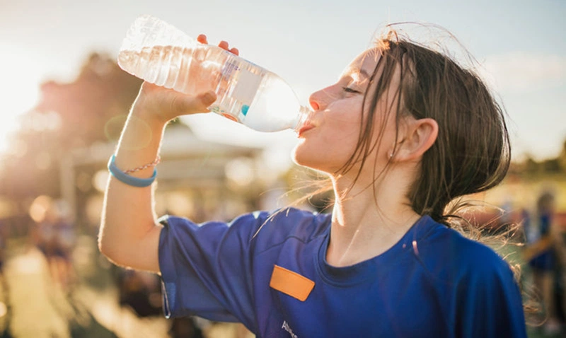 nen chon nuoc tinh khiet hay nuoc khoang de su dung hang ngay trong mua he 9IZ6