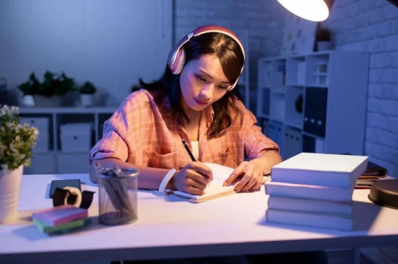 nen mua den hoc anh sang vang hay trang de bao ve thi luc