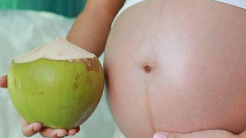 uong nuoc dua co tot cho gan khong nhung ai khong nen uong nuoc dua mKOe