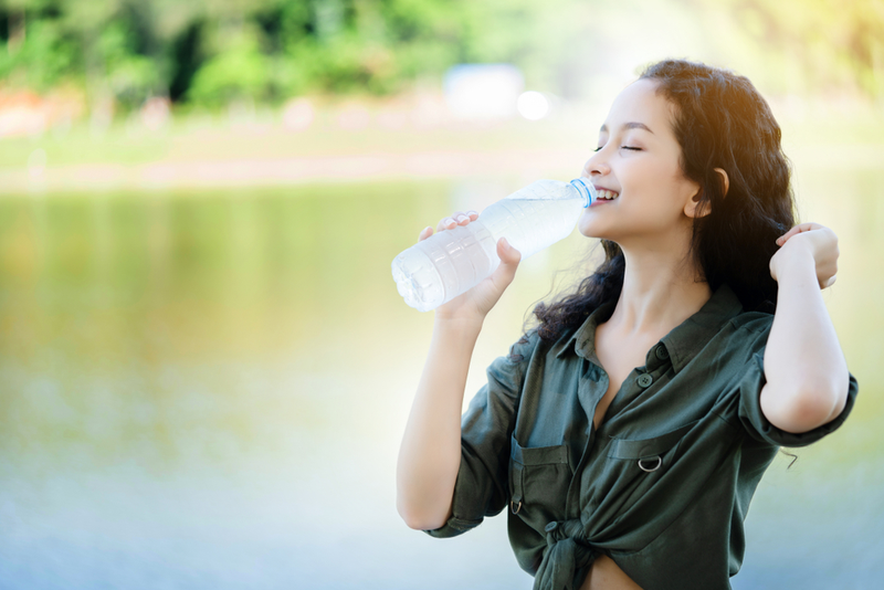 uong nuoc lanh co giam can khong nuoc am nong co tot hon nuoc lanh b4et