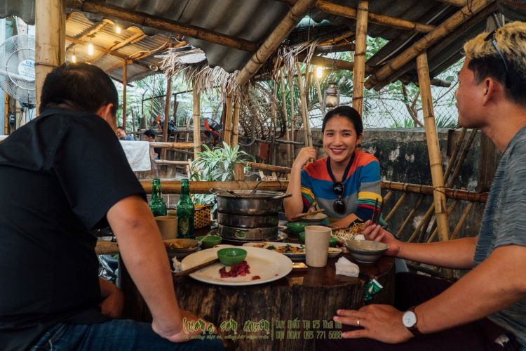 MC Cát Tường dùng bữa cùng bạn bè tại lương sơn quán