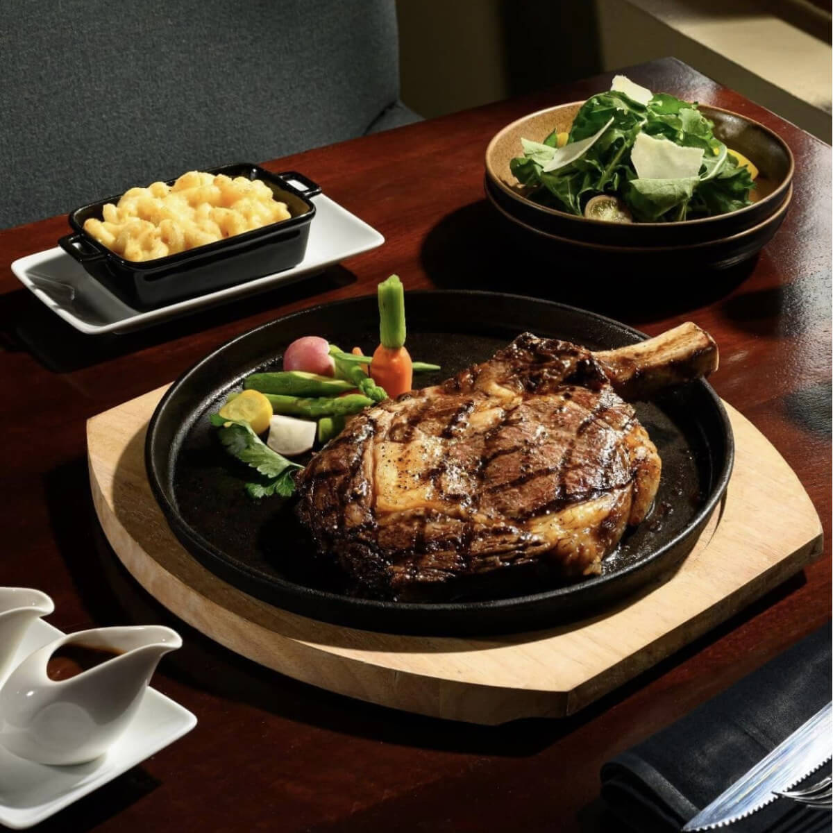 Nhà hàng bò Hemispheres Steak and Seafood Grill