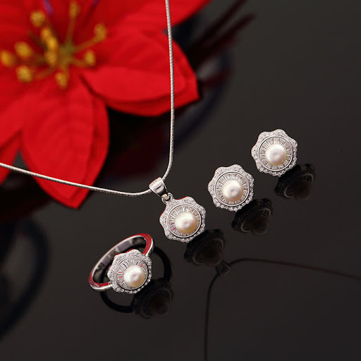 Đồ trang sức vẫn luôn là món quà được nhiều chị em ưa thích