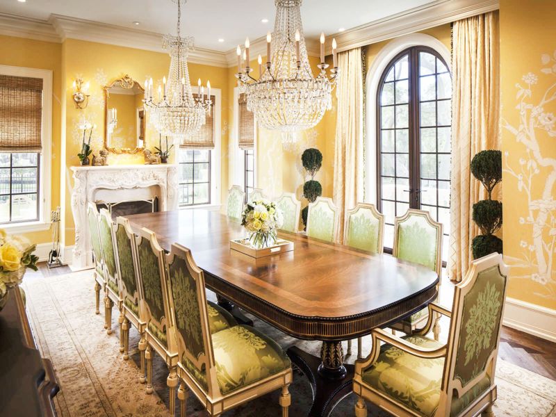 Sử dụng các phụ kiện như thảm, rèm cửa và đèn chùm mang đậm chất cổ điển