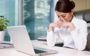 Bí quyết chăm sóc da khi ngồi máy tính cho chị em công sở