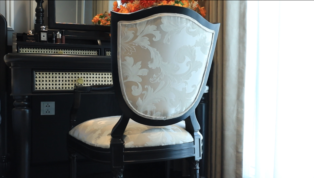 Bàn và ghế mang đường nét Indochine