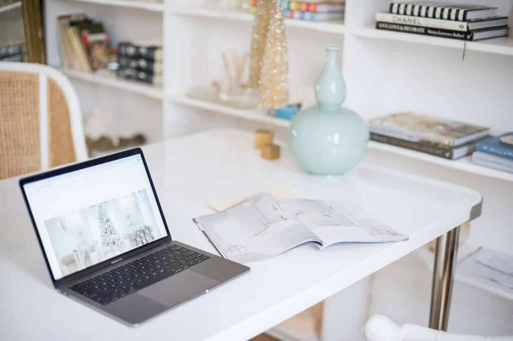 Tránh bày vật phẩm phong thủy trên bàn làm việc