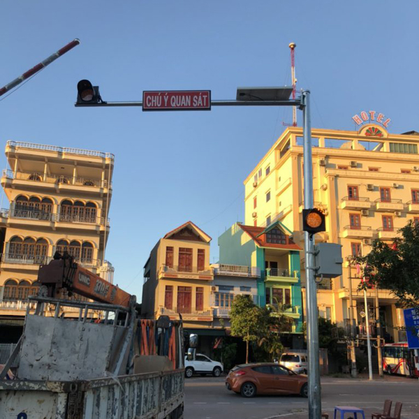 den tin hieu giao thong nang nang luong mat troi tu dieu khien roi 3