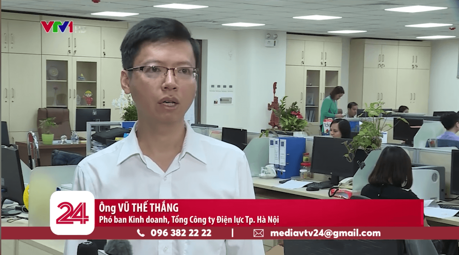 giam tien dien hang thang voi tam pin nang luong mat troi ap mai 2