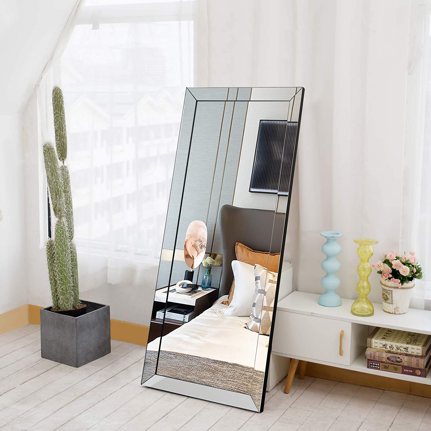 đặt gương phòng ngủ đối diện tủ đầu giường 