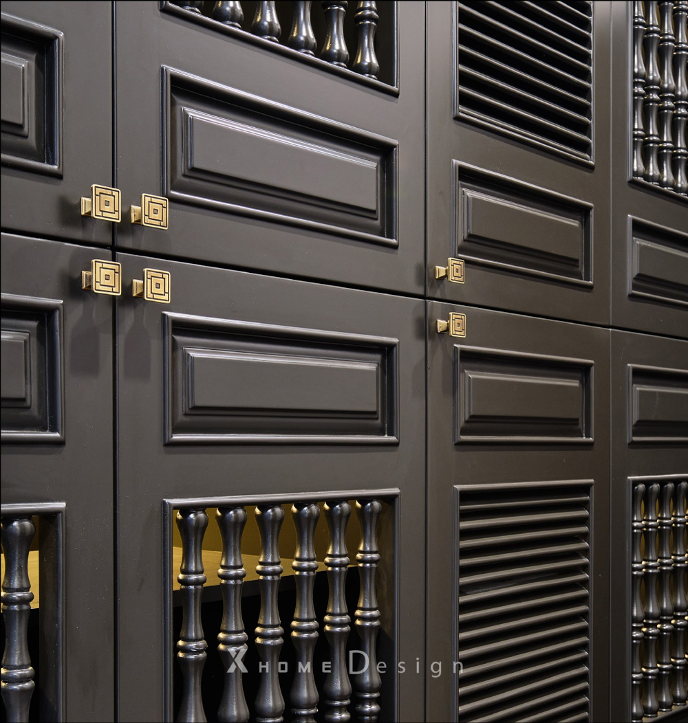 Hệ tủ kiểu Đông Dương có thể sử dụng kết cấu con tiện gỗ vào trong thiết kế