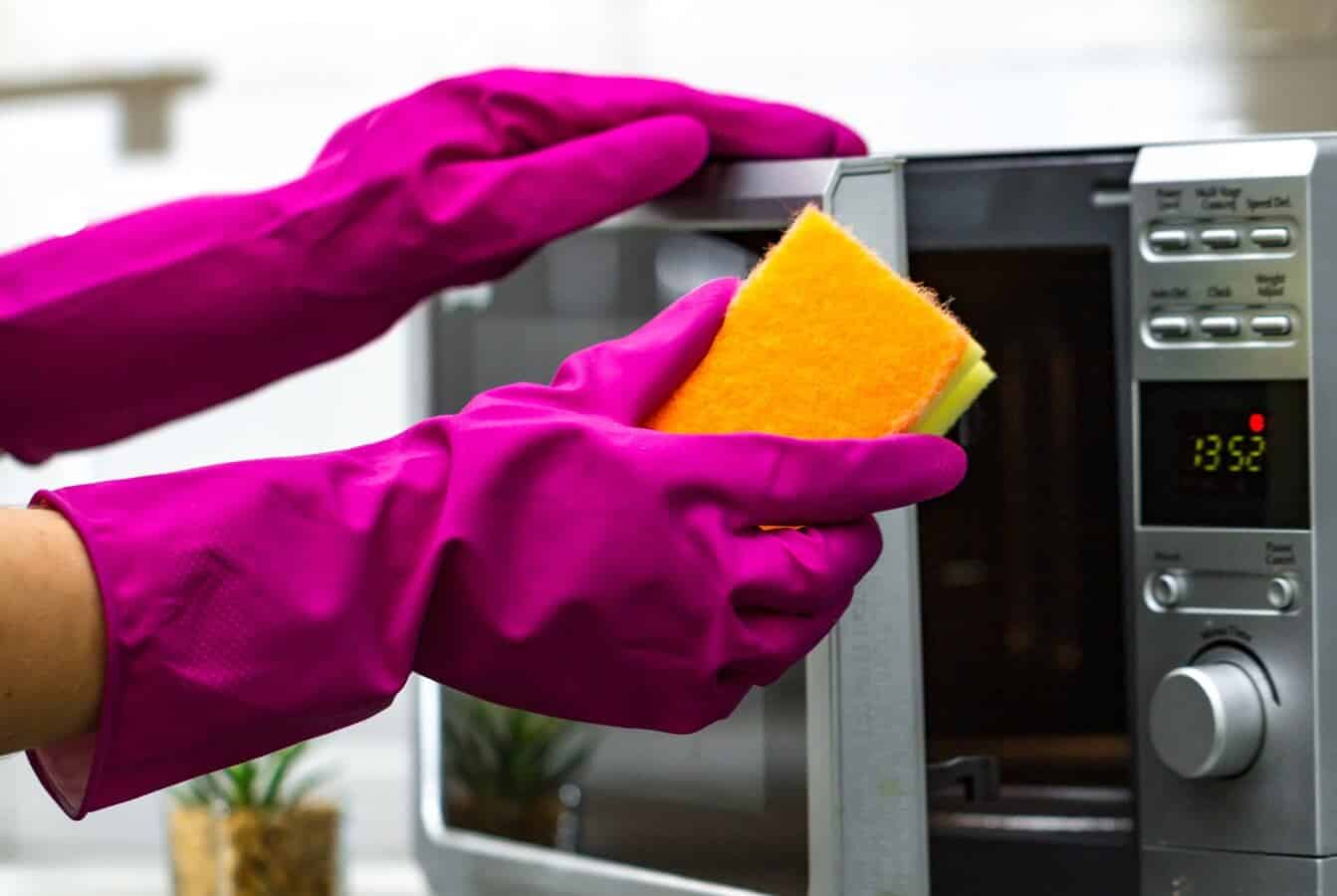 làm sạch lò vi sóng bằng baking soda