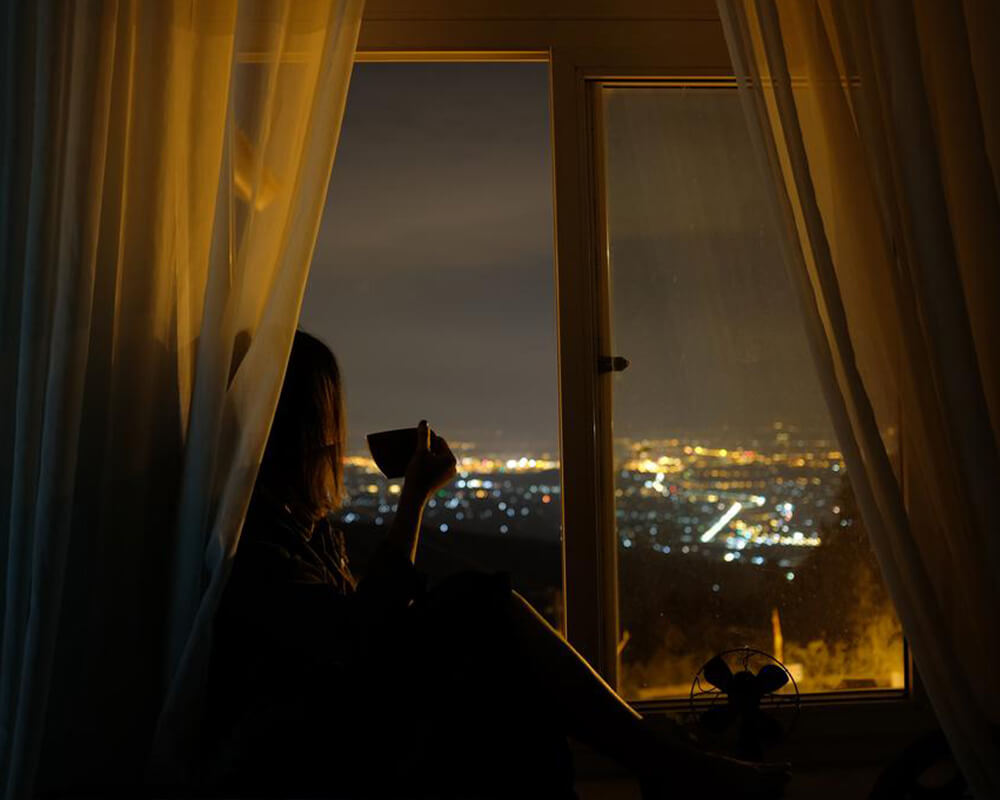 Mở cửa sổ vào buổi tối 