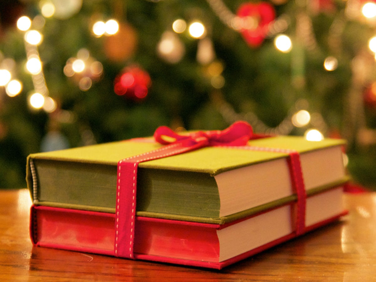 Một trong những món quà ý nghĩa cho phụ nữ ngày 8/3 chính là những quyển sách, truyện đầy hấp dẫn