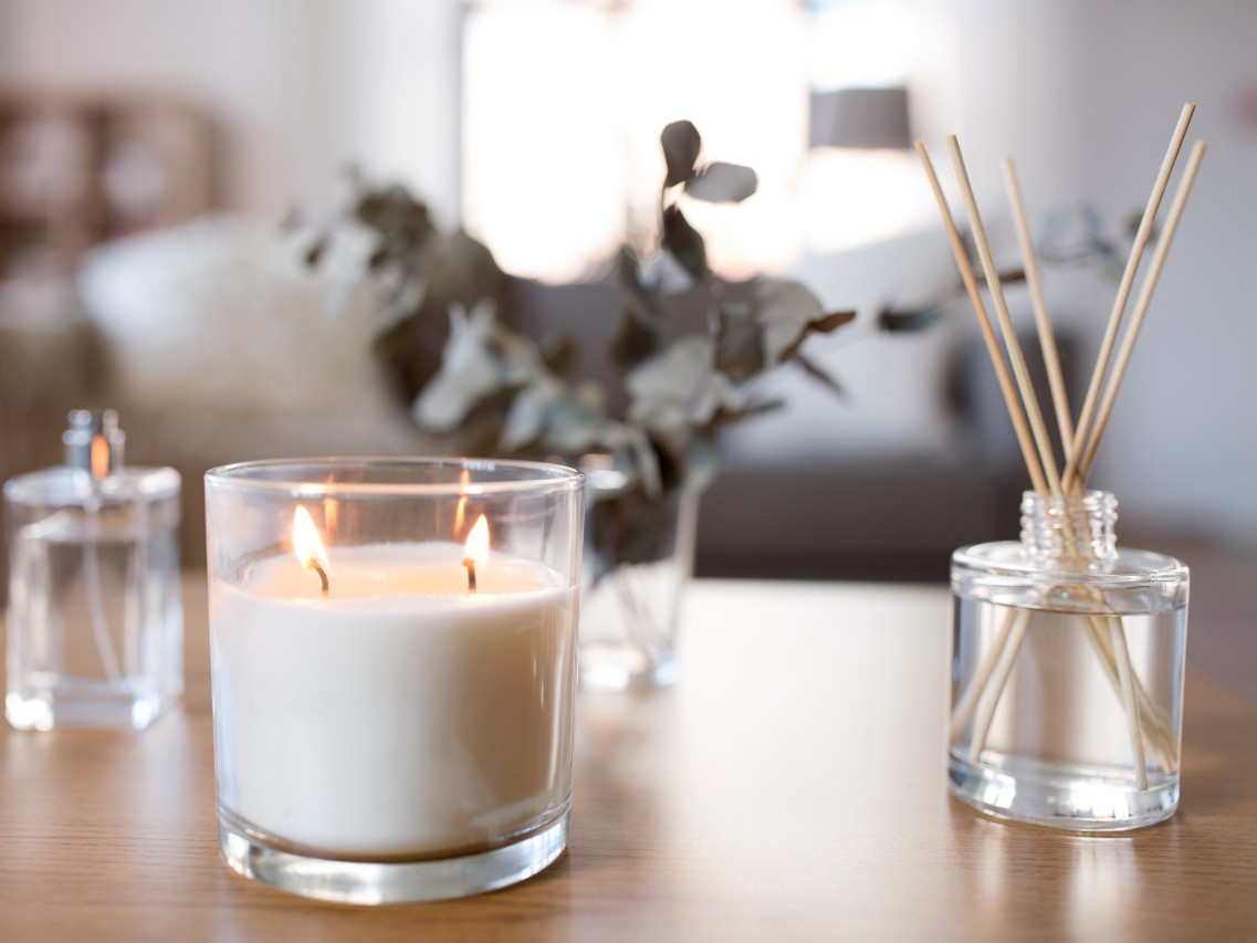 đặt nến thơm trong phòng ngủ