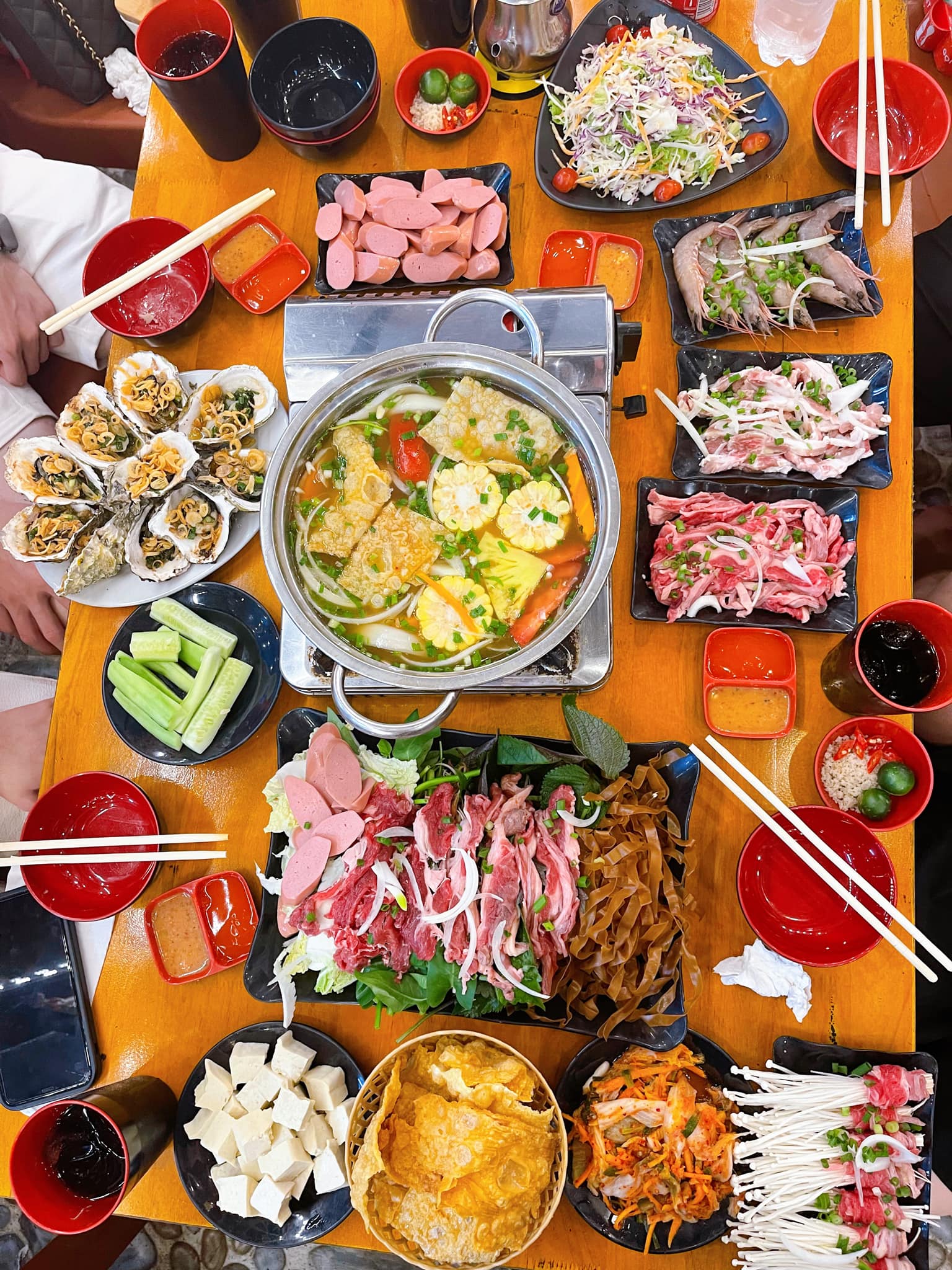 Du lịch Cát Bà nhóm đông ăn ở đâu?