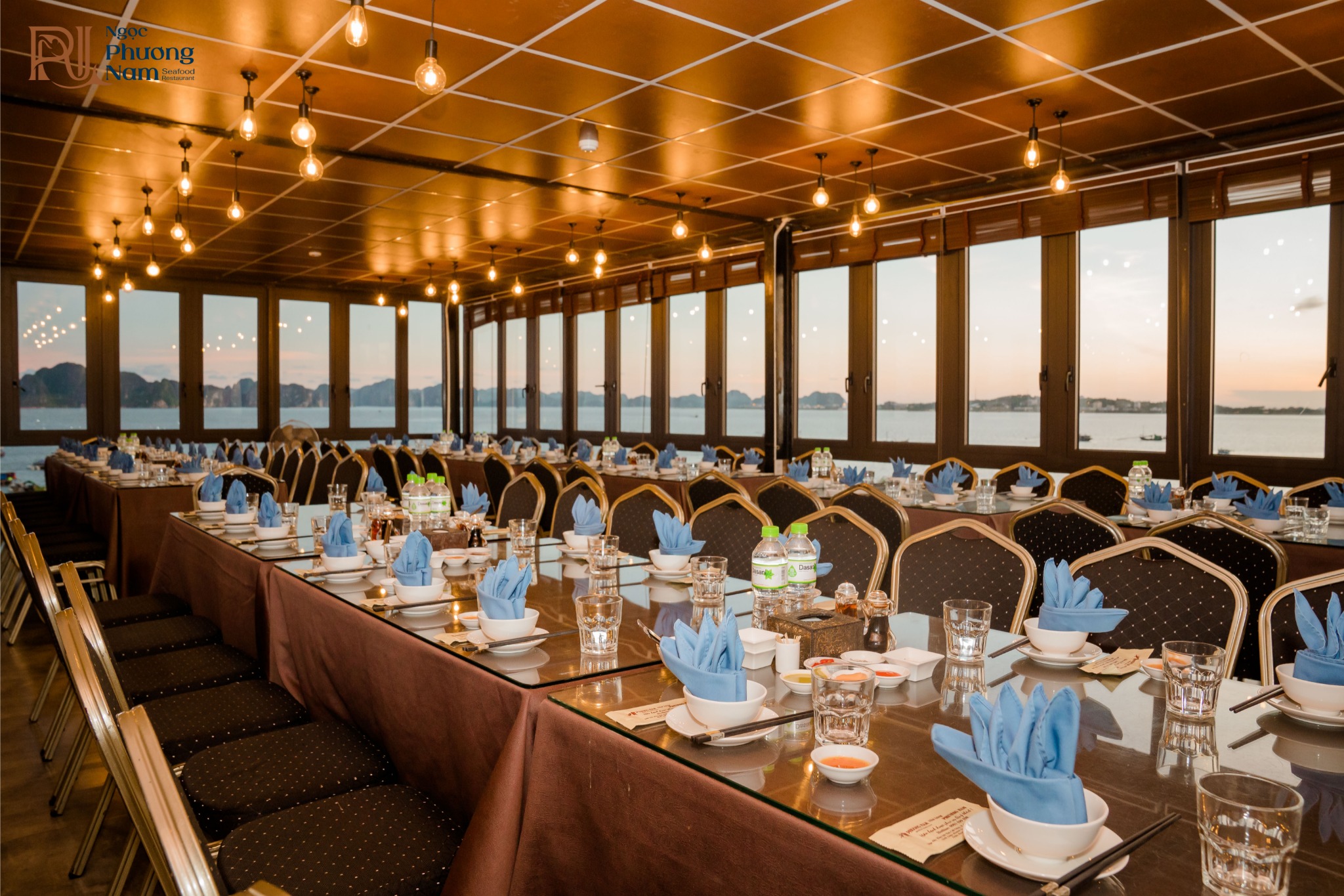 Nhà hàng sang trọng view vịnh Hạ Long Nhà hàng sang trọng view vịnh Hạ Long