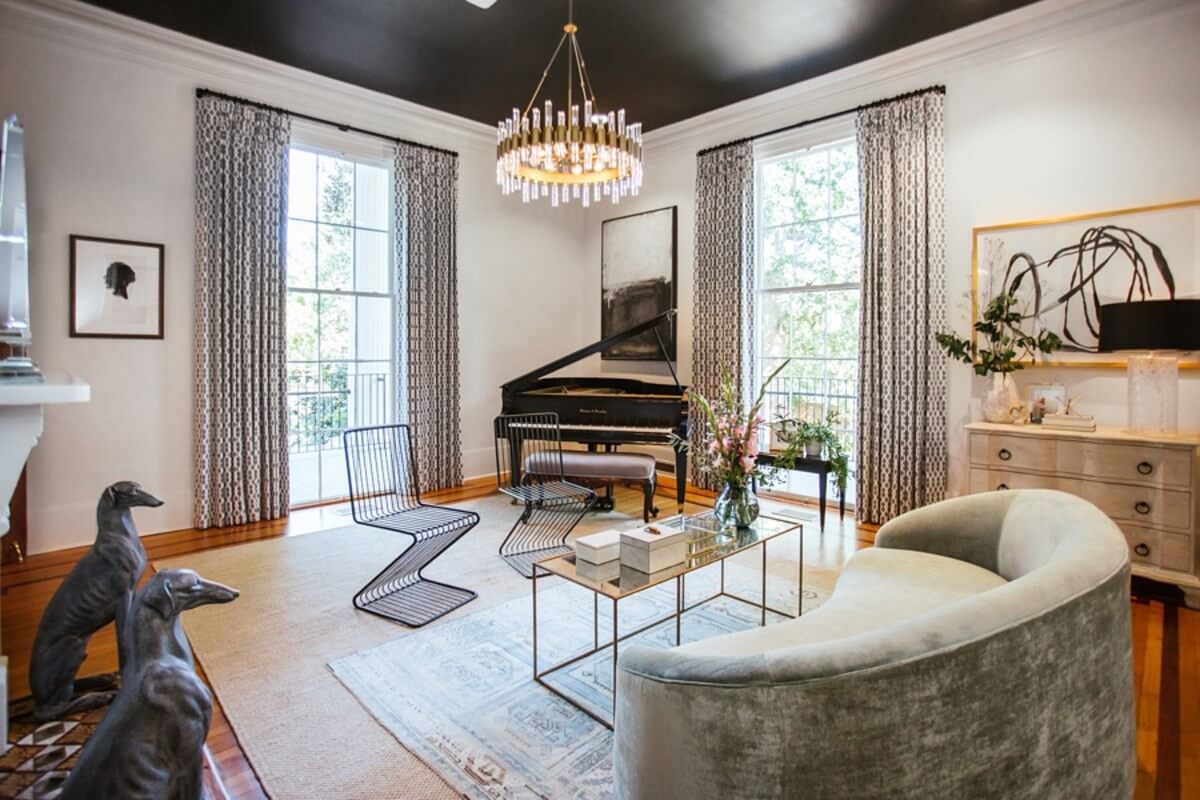 món đồ có chất liệu kim loại, thủy tinh