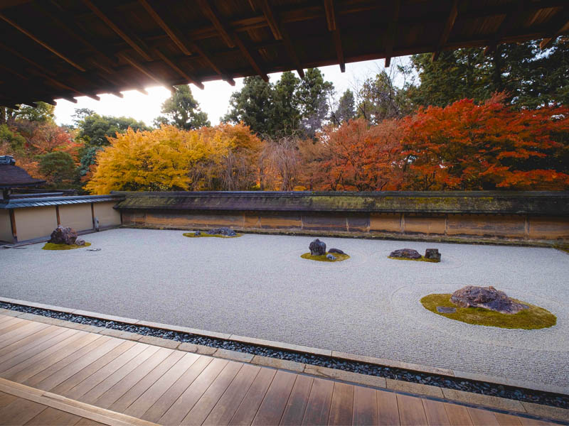 Khu vườn cát ở Ryōan-ji là ví dụ điển hình cho sự cân nhắc trong không gian trống.