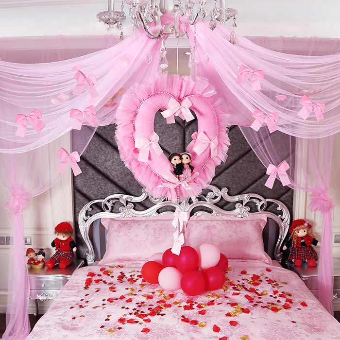 Trang trí phòng cưới với đèn nháy và màn cưới lãng mạn, nhẹ nhàng