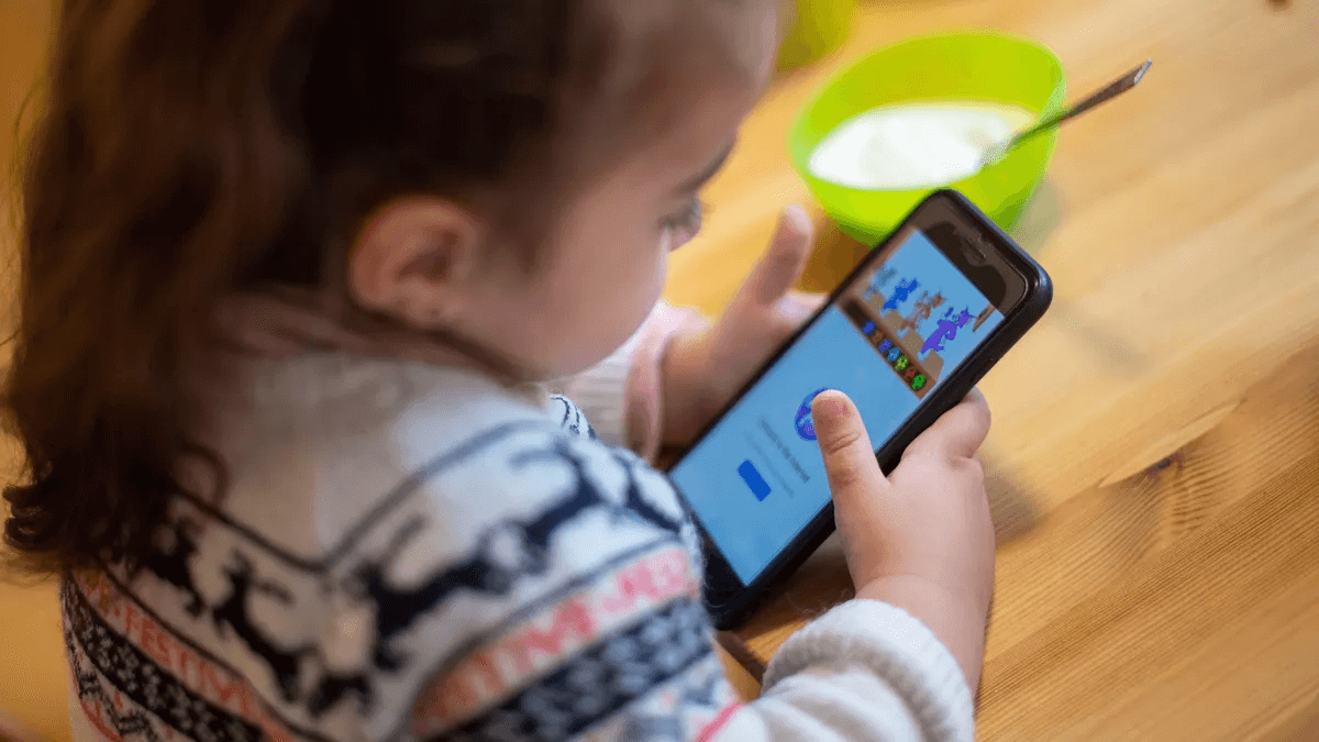 trẻ sử dụng điện thoại