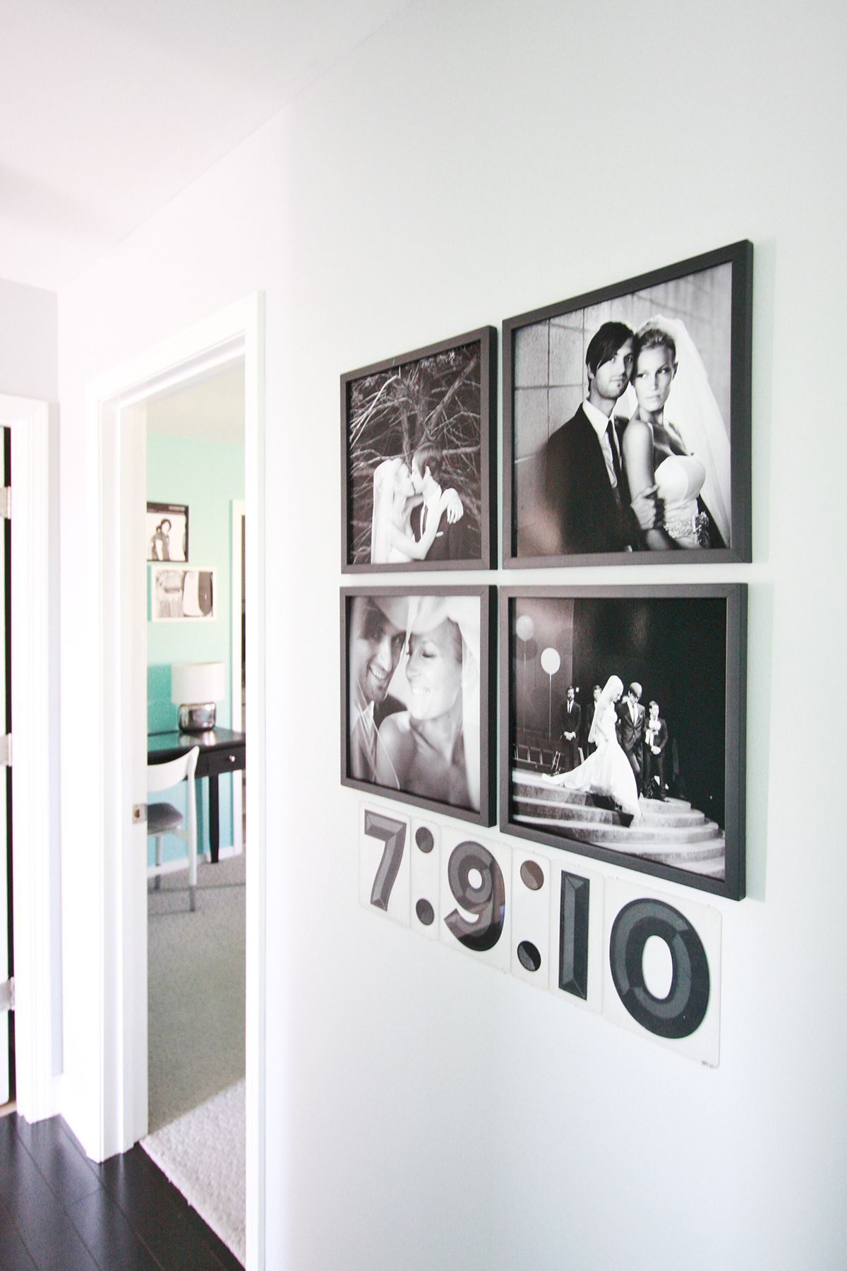 treo ảnh cưới đối diện nhà vệ sinh