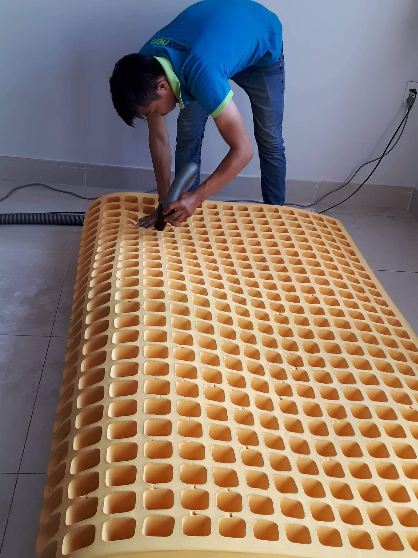 không phơi nệm cao su dưới ánh nắng