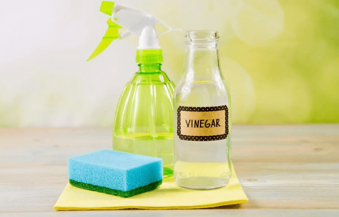  Làm sạch vết máu trên nệm bằng giấm ăn trắng