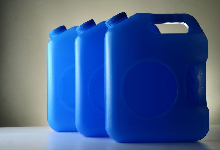 Nước thải từ máy lọc nước còn chứa khá nhiều các axit nên dùng thùng nhựa để đựng nhé!