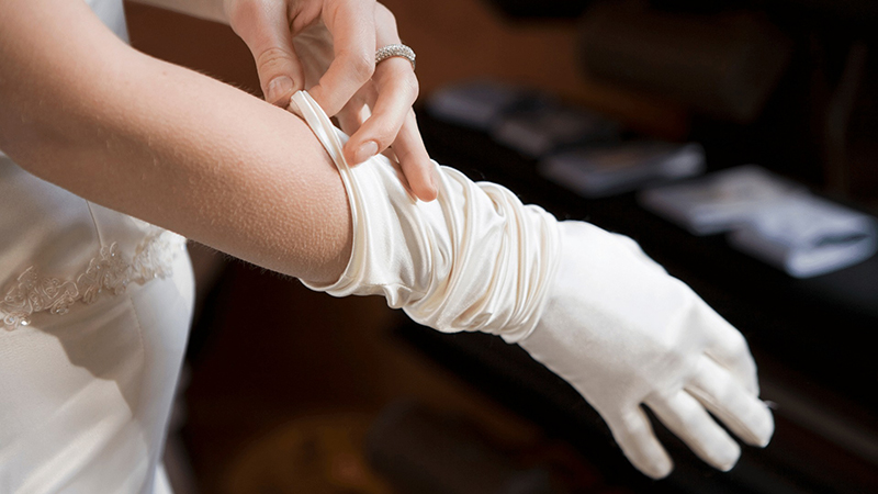 Đeo găng tay trong suốt quá trình để đảm bảo vệ sinh cho lõi lọc nước số 4 - lõi RO mới thay