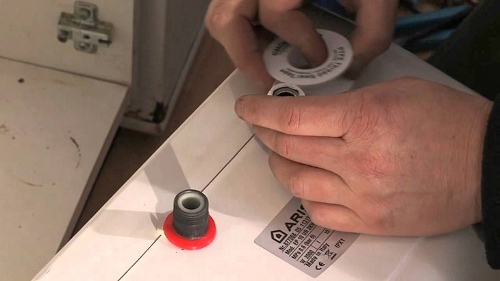 Núm xả đằng sau máy bị rò nước