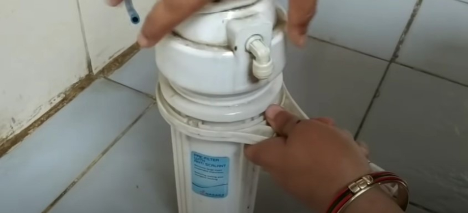 Tháo cốc lọc và vệ sinh bằng khăn mềm sạch giúp sản phẩm không bị trầy xước, va đập