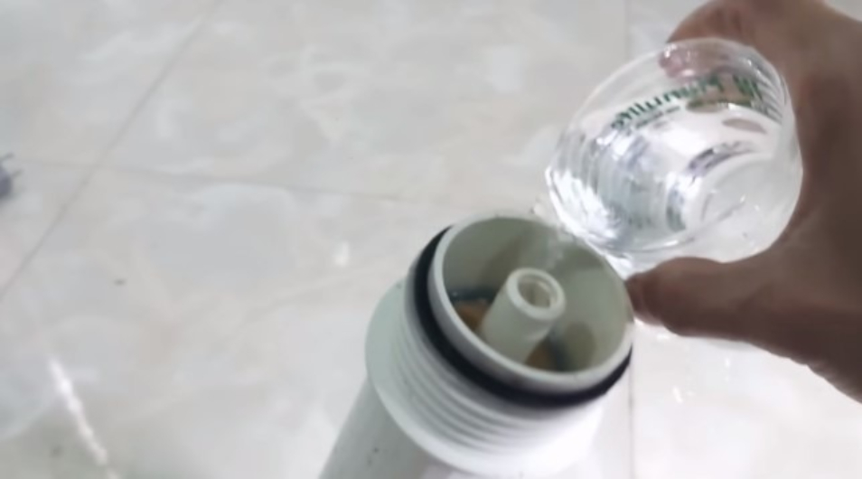 Vệ sinh màng lọc RO bằng dung dịch axit đánh tan các vết cặn bẩn kim loại, chất rắn hòa tan
