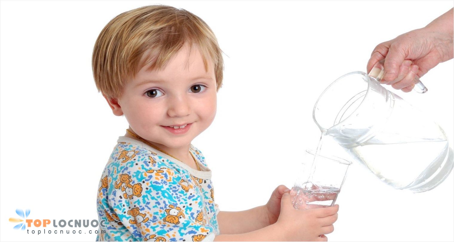 Bổ sung nước cho trẻ nhỏ đúng cách