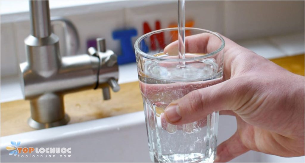 Khi uống nước nhiều người thường mắc sai lầm gì?