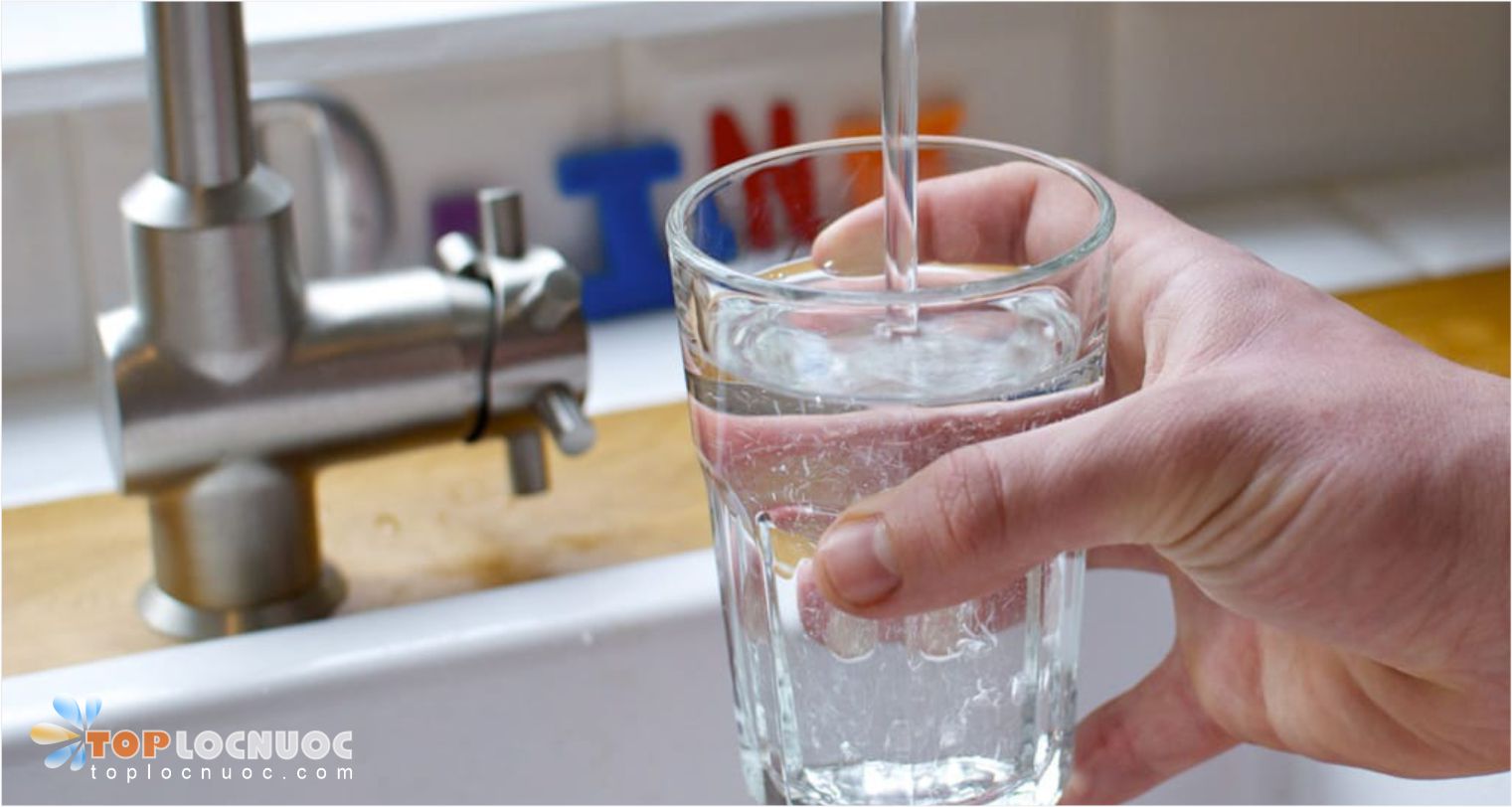 Khi uống nước nhiều người thường mắc sai lầm gì?