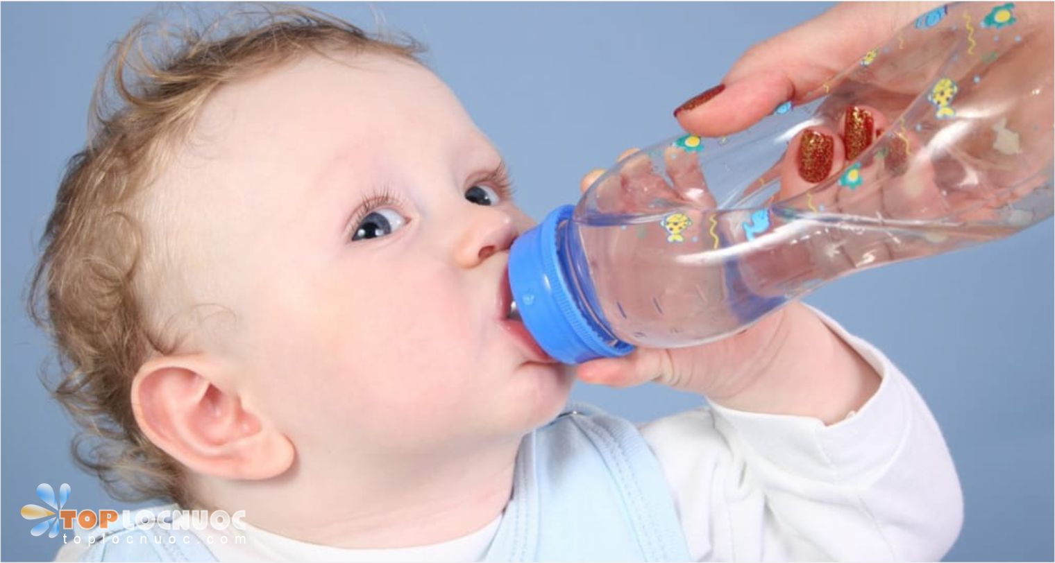 Cách cho trẻ uống nước để khỏe mạnh hơn mẹ cần biết
