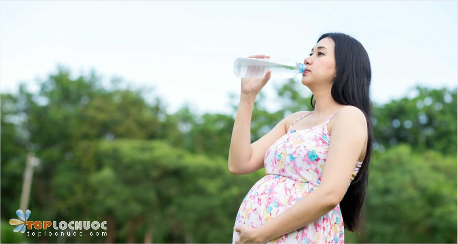 Mẹ bầu uống nước đúng cách vào ngày hè