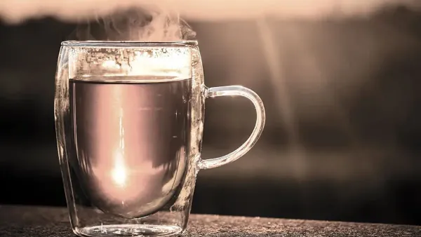 Tại sao uống nước lọc nóng hoặc ấm lại tốt cho sức khỏe?