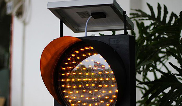 Đèn cảnh báo năng lượng mặt trời là gì? Ưu điểm, nhược điểm