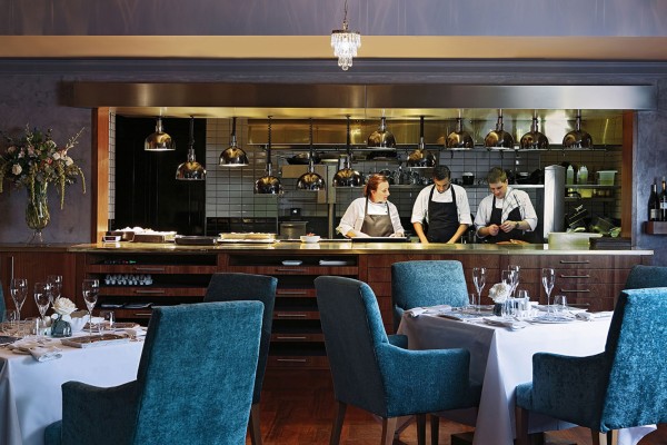 Bếp mở (Show Kitchen) là gì? Có nên áp dụng vào kinh doanh nhà hàng không?