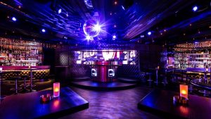Club là gì? Cách phân biệt Club với Bar, Pub, Lounge chính xác nhất