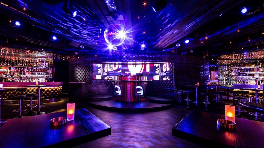 Club là gì? Cách phân biệt Club với Bar, Pub, Lounge chính xác nhất