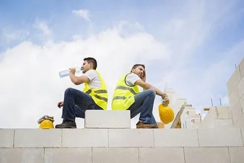 Người thường xuyên lao động nặng nên uống nước như thế nào?