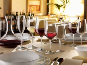 6 Mẹo hay làm sạch đồ thủy tinh nhanh và hiệu quả