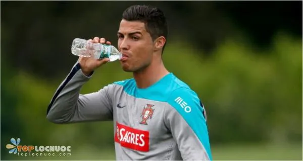 Người chơi thể thao bổ sung nước như thế nào cho đúng?