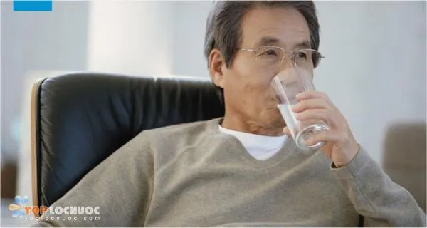 Chuyên gia giải thích phương pháp uống nước đúng cách là gì?