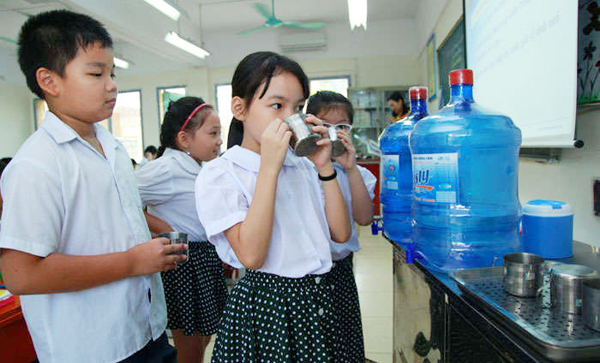 Nước tinh khiết bẩn vào trường học: Thực trạng và giải pháp