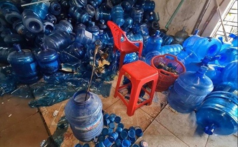 Nước đóng bình lấy từ mương nước thải được cung cấp cho học sinh tiểu học