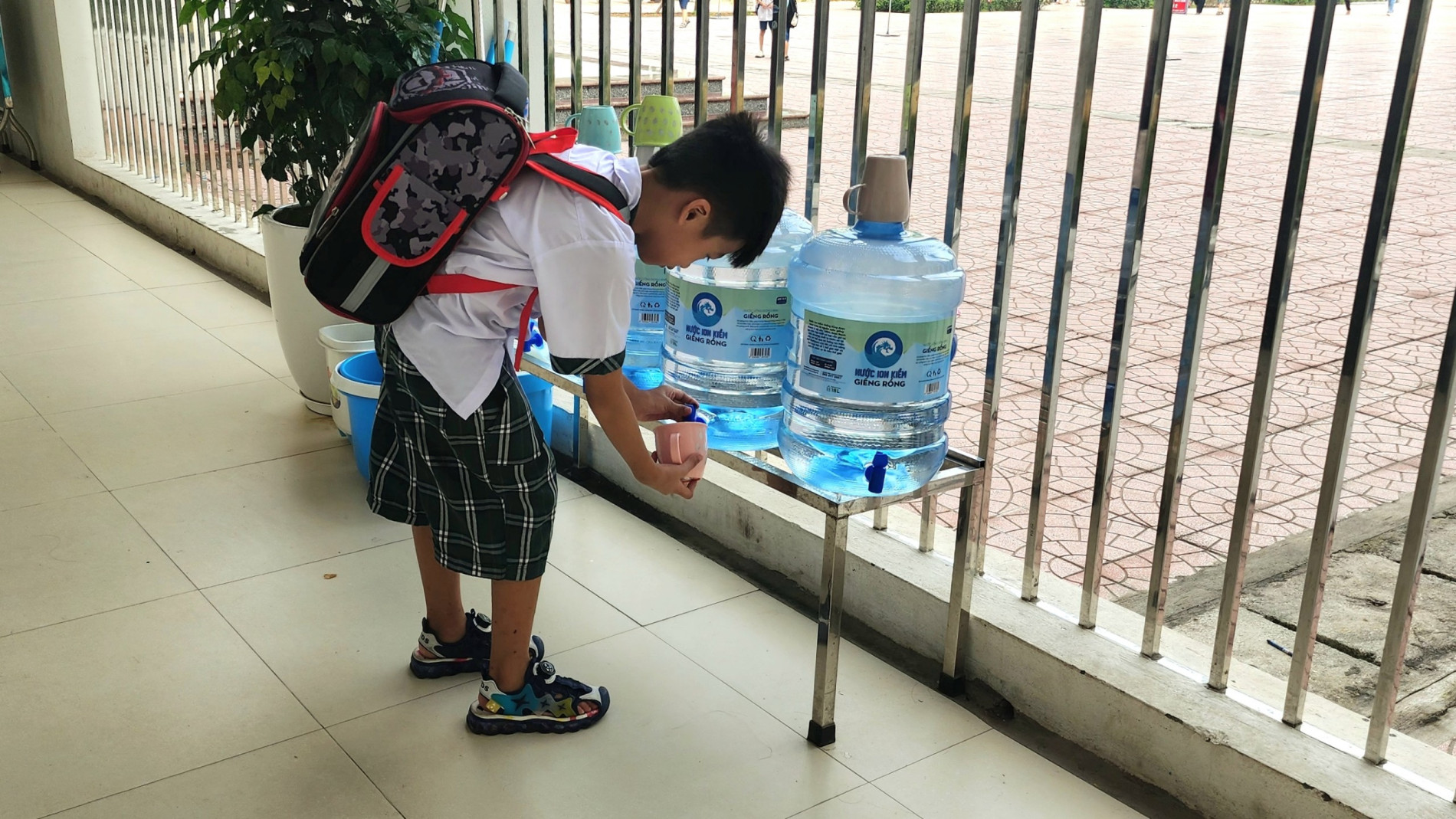 Nước uống cho học sinh tại trường học: Khó kiểm soát chất lượng!